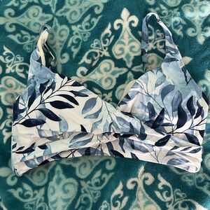 Cupshe Blue and White Leaf Print Bikini Top